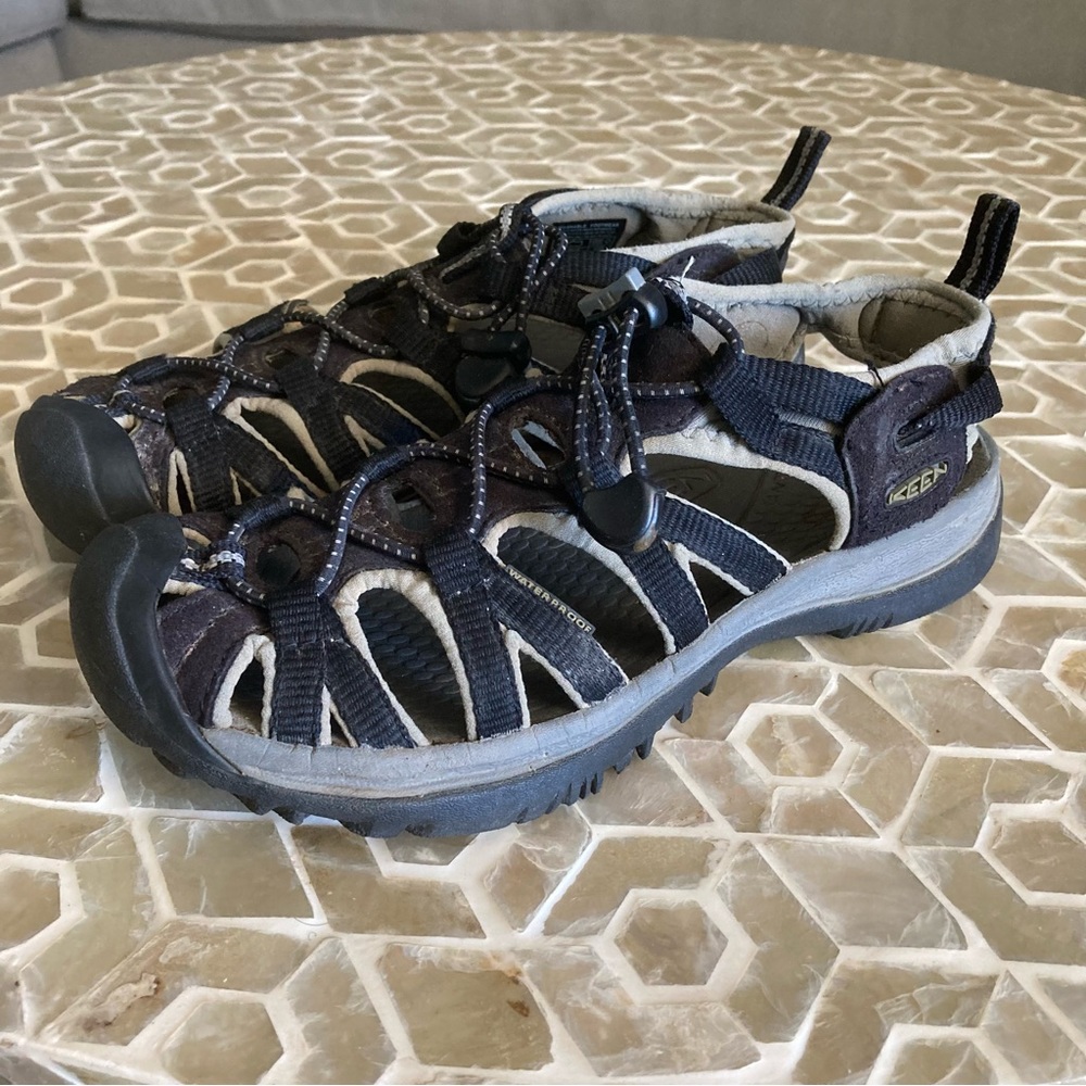 Keen Women's Whisper sandal in Black/Gargoyle - Picture 6 of 7